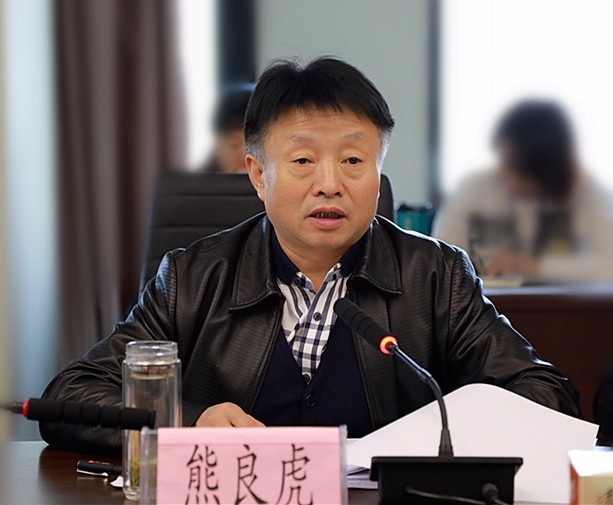 熊良虎主持召开整年指标工作督促落实会议强调:凝心聚力 全力冲刺 大干50天 确保全面完玉成年指标工作 熊良虎主持召开整年指标工作督促落实会议强调:凝心聚力 全力冲刺 大干50天 确保全面完玉成年指标工作