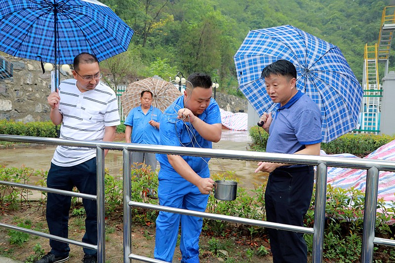 熊良虎在镇安污水处置厂调研时指出：以守护人民人民喝上干净的水、安心的水为启程点，助力打好碧水保卫战