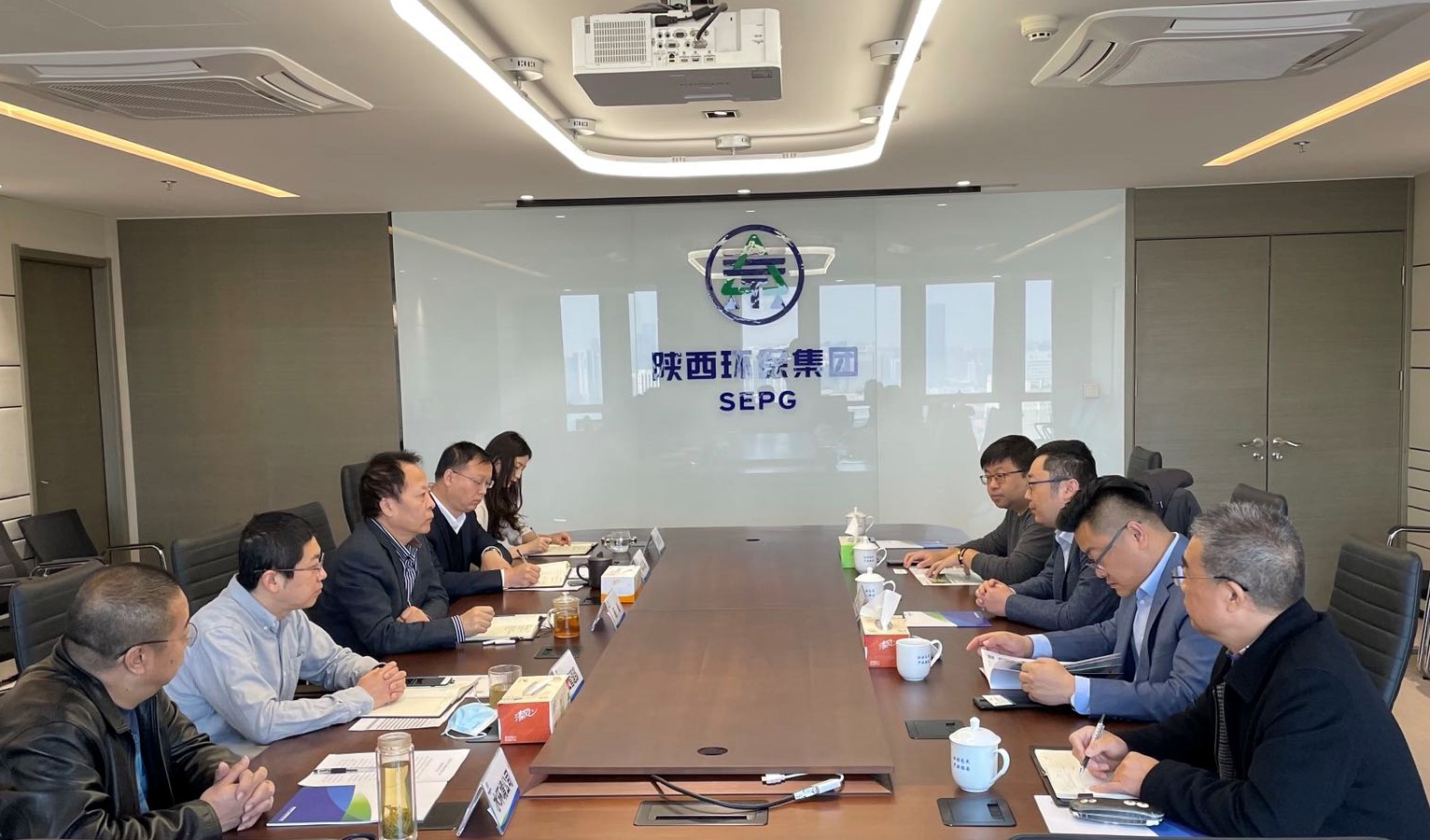 陕西沙巴集团与南方创业科技公司互换座谈 陕西沙巴集团与南方创业科技公司互换座谈
