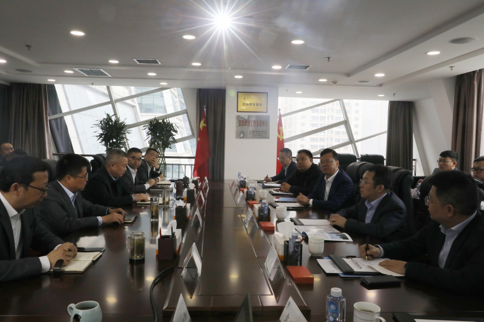 中铁十七局集团有限公司到水环境公司互换座谈 中铁十七局集团有限公司到水环境公司互换座谈