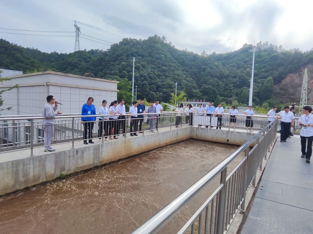 水环境商南公司结合商洛市生态环境局商南县分局发展沙巴设施向公家盛开活动