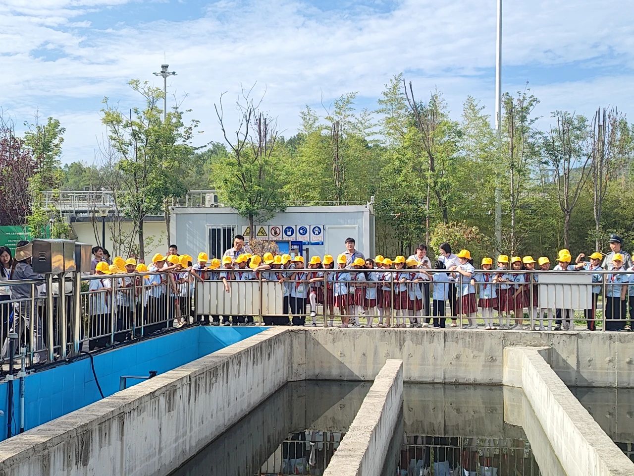 社会责任|50余名师生走进水环境公司商南县污水处置厂索求污水治理“绿色密码” 社会责任|50余名师生走进水环境公司商南县污水处置厂索求污水治理“绿色密码”